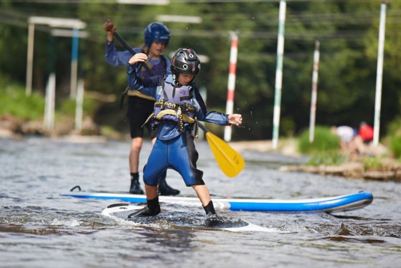 Na paddleboardu mohou jezdit i děti.