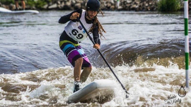 Na paddleboardu se dá i závodit a sjíždět divokou řeku.