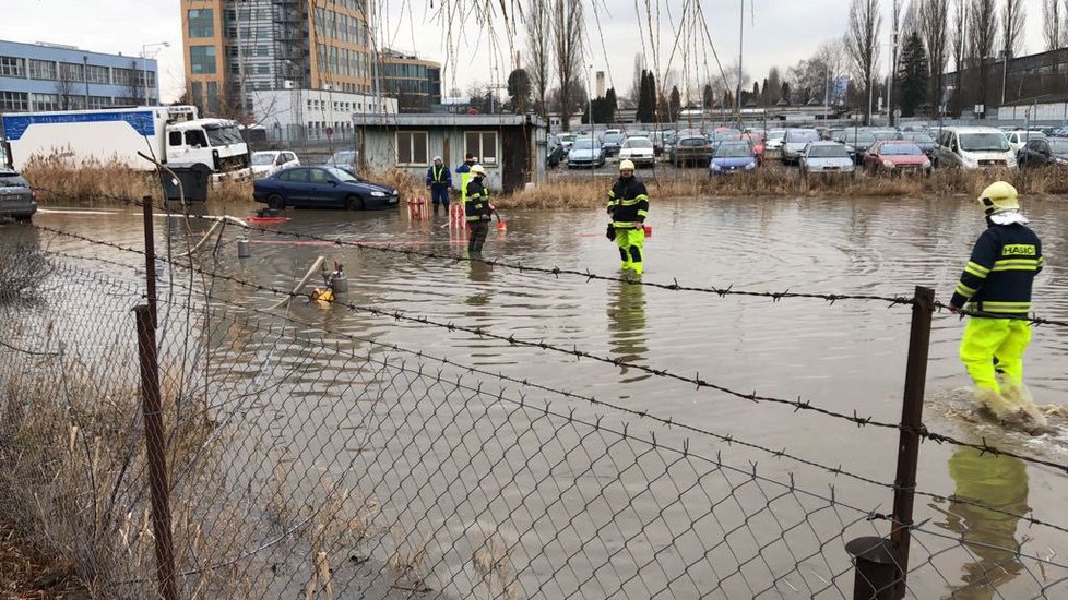 V Dolních Měcholupech vznikla vodní laguna.