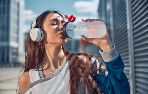 Vyhněte se dehydrataci: Jen voda pro správný pitný režim nestačí