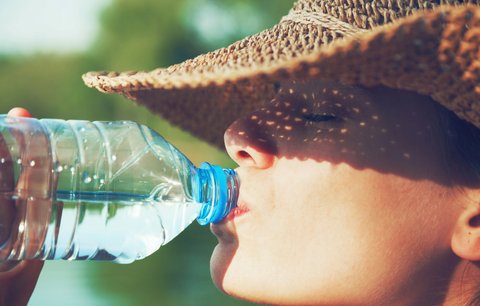 Nedostatek tekutin může za únavu i zápach z úst: Špatný pitný režim odhalí jednoduchý test!