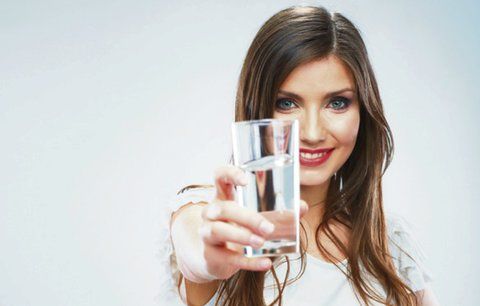 Nečekaná pravda o pitném režimu: Co naše tělo opravdu potřebuje?