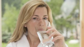 Pití dostatečného množství vody s minerály - místo sladkých limonád - je velmi důležité pro vaše zdraví