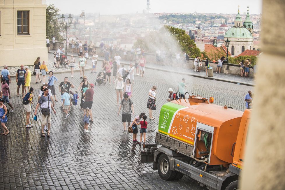 Kropicí vozy stojí Prahu i stovky tisíc korun za den. Z hygienických důvodů stříkají do ulic pitnou vodu
