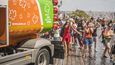Kropicí vozy při tropických vedrech stříkají v pražských ulicích pitnou vodu