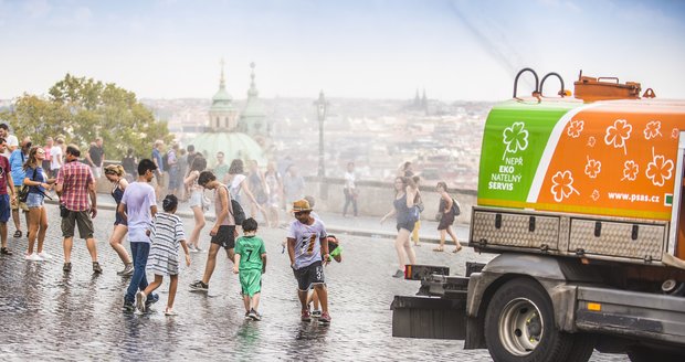 Kropicí vozy stojí Prahu i stovky tisíc korun za den. Z hygienických důvodů stříkají do ulic pitnou vodu