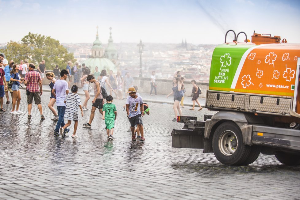 Kropicí vozy stojí Prahu i stovky tisíc korun za den. Z hygienických důvodů stříkají do ulic pitnou vodu.