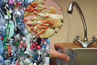 Mikroplasty zamořují vodu, jídlo i vzduch. Do lidského organismu se jich dostanou statisíce