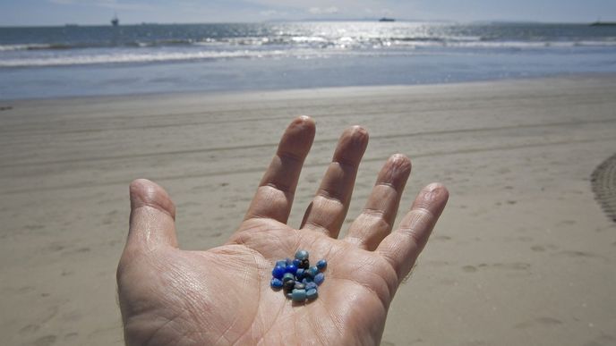 Mikroplasty zamořují vodu (ilustrační foto)