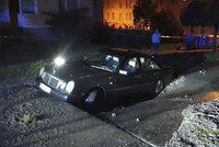 Havárie vody v Plzni: Podemletou silnicí se propadlo zaparkované auto!