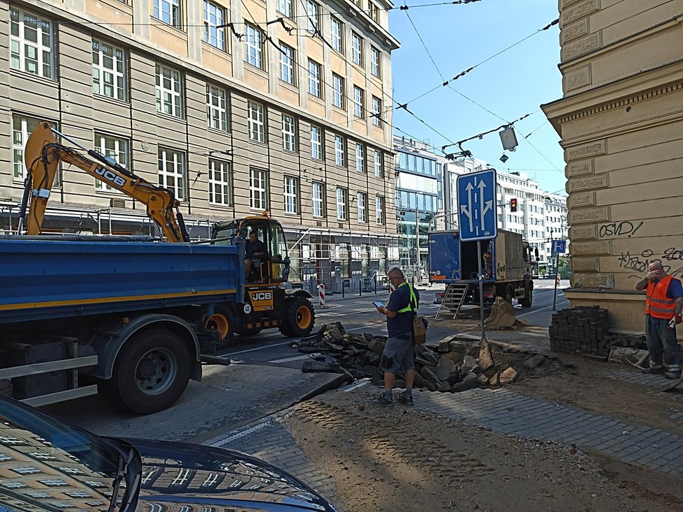 Vodaři zastavili vodu na Žerotínově náměstí, nyní kopou do země a hledají příčinu havárie,