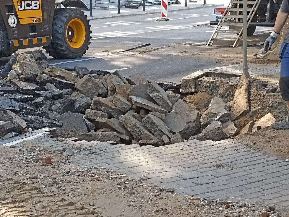 Vodaři zastavili vodu na Žerotínově náměstí, nyní kopou do země a hledají příčinu havárie,