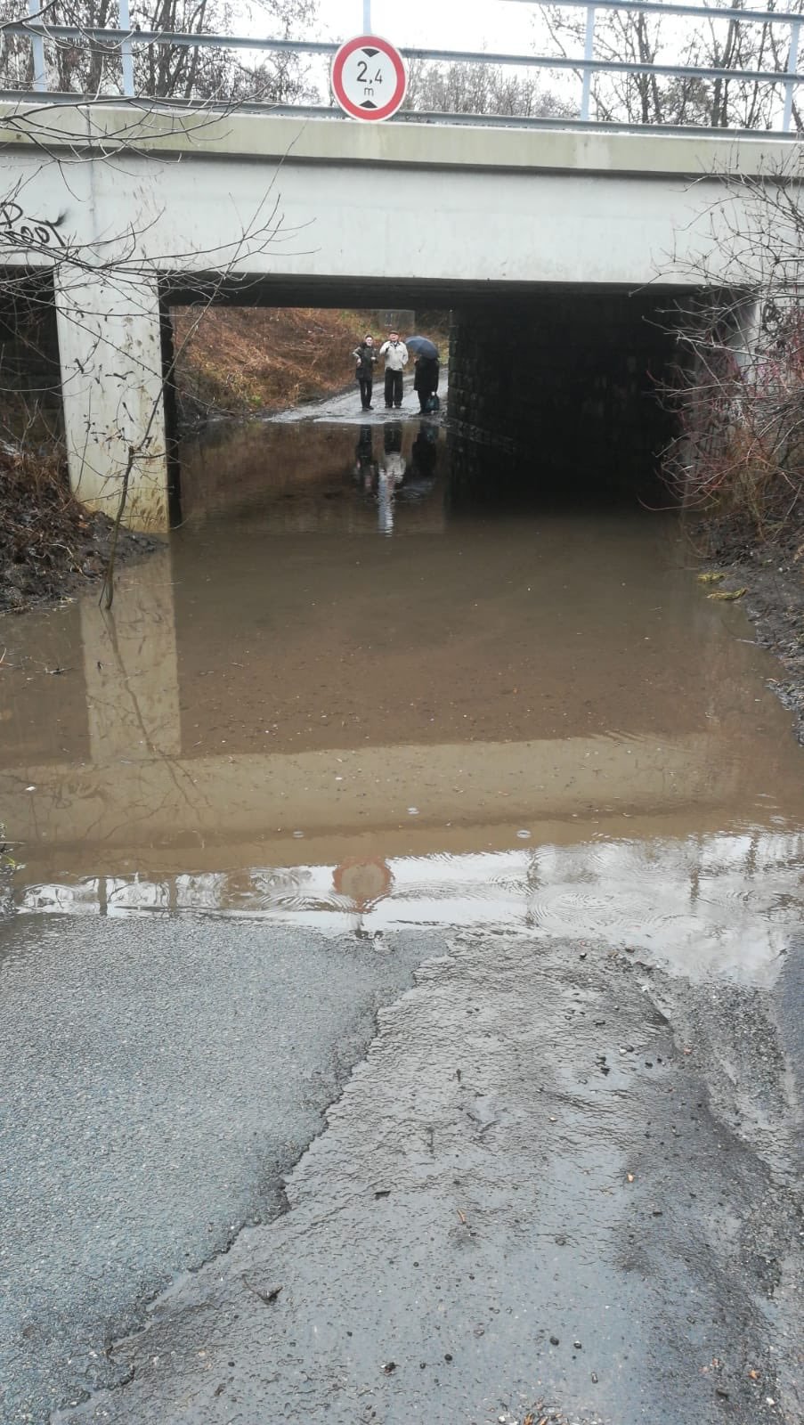 Jednotka pražských hasičů zasahující v ulici K Hutím, kde odčerpává zatopený prostor pod viaduktem. (4. 2. 2020)