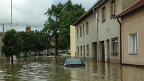 Lidé nestihli zachránit ani auta.