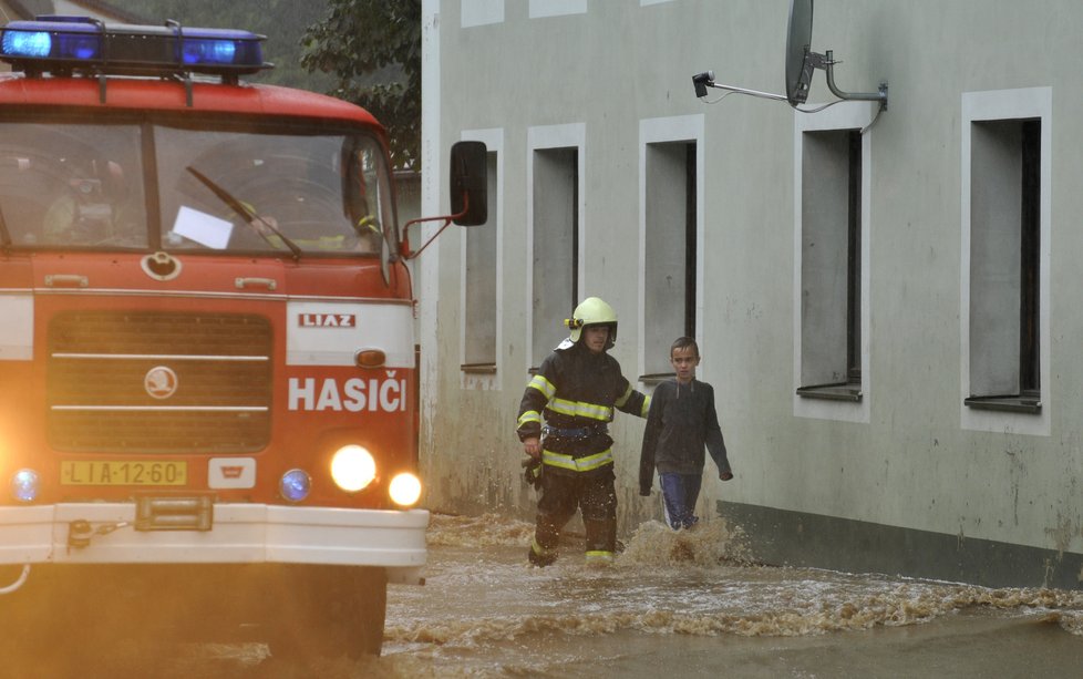 Déšť v noci na 7. srpna zvýšil hladiny řek na Liberecku. Povodňová vlna postupuje po řekách a potocích dál a připravují se na ni v dalších obcích. V Chrastavě (na snímku) evakuovali celou Nádražní ulici.