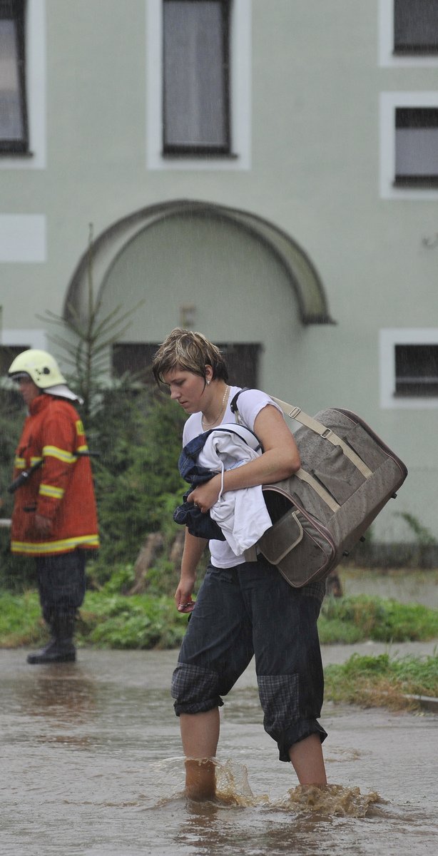 V Chrastavě evakuovali celou Nádražní ulici, protože ji zaplavila voda. Obyvatelé jsou v budově školy, kde obec vybudovala evakuační středisko.