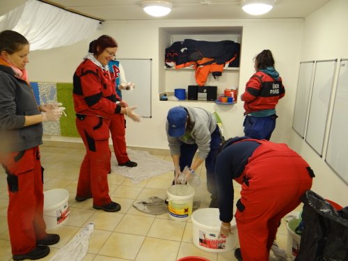 Dvě ostravské hasičské jednotky odčerpávaly vodu z podzemních prostor mateřinky v ulici Čs. exilu v Ostravě-Porubě. Pomáhal, kdo měl ruce a nohy.