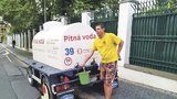 Praha 6 bez vody: Těhotnou ženu sprchuji hrníčkem