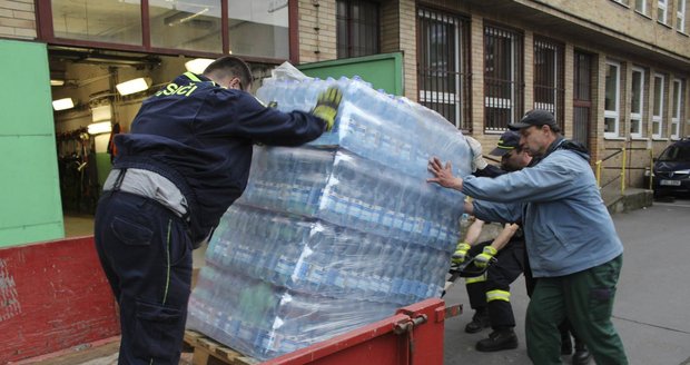 Na Praze 6 museli sehnat balenou pitnou vodu