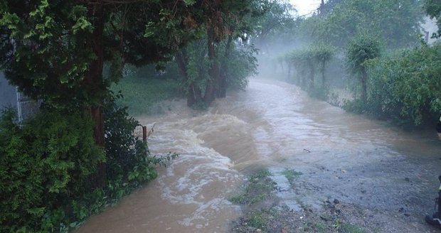 Přívalové deště zaměstnaly hasiče na Tachovsku, v Bezemíně natekla voda do rodinného domu.