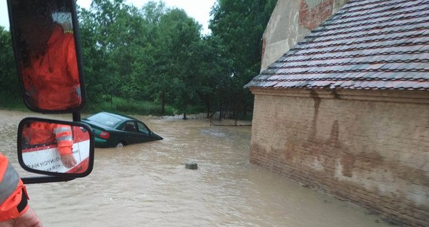Déšť potrápil západ Čech: Zatopené sklepy, podmáčené koleje i lokální povodeň