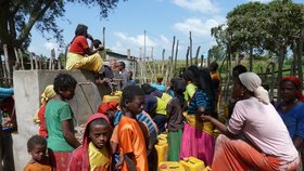 Díky výtěžku z prodeje 3. edice karaf byl uveden v létě 2013 do provozu veřejný vodovod pro zhruba 5000 lidí v etiopské  vesnici Hanša, okres Alaba.