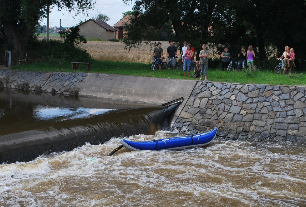 Před alkoholem u vodáků znalec varuje: Opilí rodiče s dětmi ani nevystoupili z lodi.