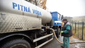 Obce v Česku potřebují poprvé kvůli suchu cisterny na pitnou vodu ze skladů Správy státních hmotných rezerv (SSHR) i v zimě. Voda chybí například v Nedašově Lhotě na Zlínsku, která o zapůjčení techniky ze skladů SSHR požádala.