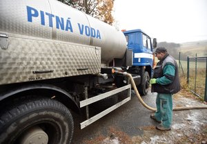 Obce v Česku potřebují poprvé kvůli suchu cisterny na pitnou vodu ze skladů Správy státních hmotných rezerv (SSHR) i v zimě. Voda chybí například v Nedašově Lhotě na Zlínsku, která o zapůjčení techniky ze skladů SSHR požádala.