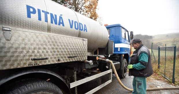 Sucho si vyžádalo novou daň. Obce prosí o cisterny s vodou poprvé i v zimě