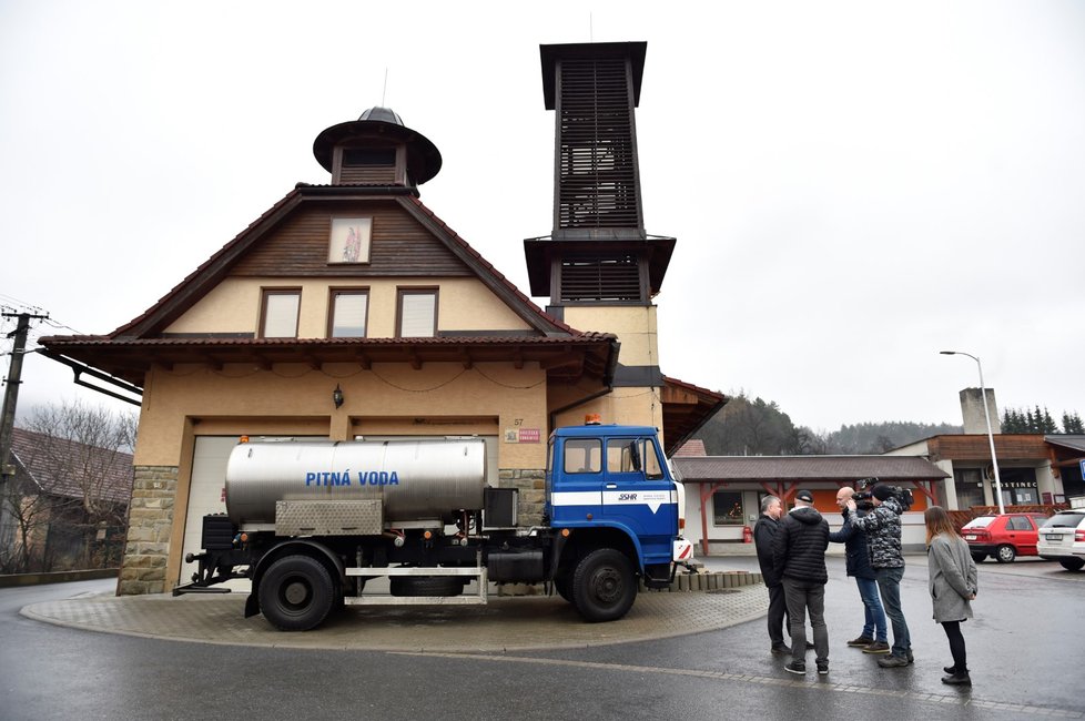 Obce v Česku potřebují poprvé kvůli suchu cisterny na pitnou vodu ze skladů Správy státních hmotných rezerv (SSHR) i v zimě. Voda chybí například v Nedašově Lhotě na Zlínsku, která o zapůjčení techniky ze skladů SSHR požádala.