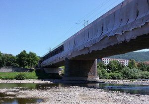 V Česku nastalo extrémní sucho. Některé řeky mají až o 85 procent méně vody než obvykle.