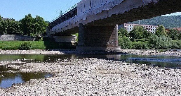 V Česku nastalo extrémní sucho. Některé řeky mají až o 85 procent méně vody než obvykle.