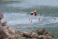 Po převrácení gumového člunu zahynuli nejméně tři lidé, včetně malé holčičky (†6)