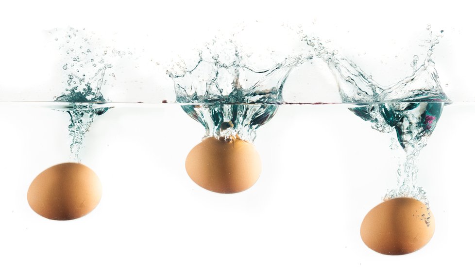 Když vejce uvaříte, musíte je ještě na chvíli hodit do ledové vody, jinak se nepřestanou vařit.