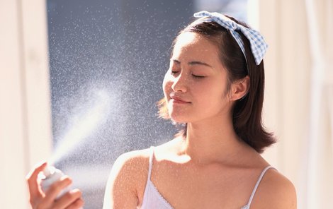 Mimořádně osvěžující jsou termální vody ve spreji. Podle potřeby si je stříkejte na obličej, výstřih, na ruce i nohy. Osvěží, zklidní a posílí sluncem vysušenou pokožku.