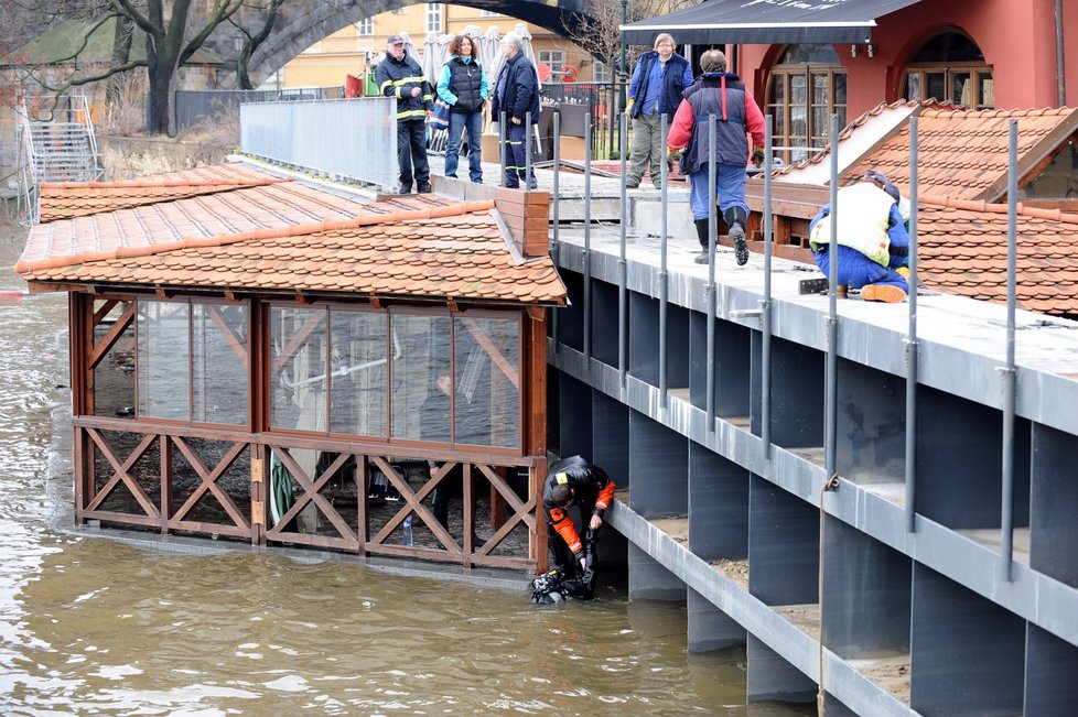 Na Vltavě se zavřela protipovodňová vrata, město musí počítat s případným přívalem masy vody.