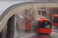 Ivan natočil unikátní vodopády ve městě: Hektolitry vody se valily z mostu na autobusy