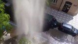 Obří gejzír vody na Vinohradech: V Moravské se »ustřelil« hydrantový nástavec
