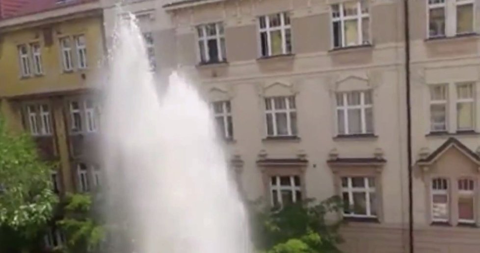 V Moravské ulici ve Vinohradech měli začátkem července pozdvižení. Ze země tryskala voda.