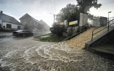 Voda zaplavila schody u třešťského zámku poblíž Jihlavy.