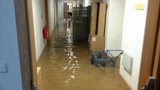 Prasklé potrubí vyplavilo základní školu, pondělní výuka je v ohrožení