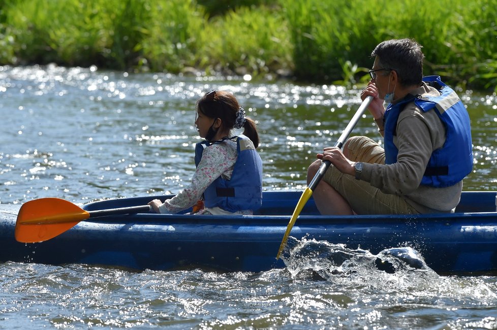 Vodáci na Ohři v Lokti na snímku ze 17. května 2020. Po uvolňování opatření proti šíření koronaviru i díky počasí se na řeky vracejí vodáci a kempy se připravují na opožděné zahájení sezóny 25. května.