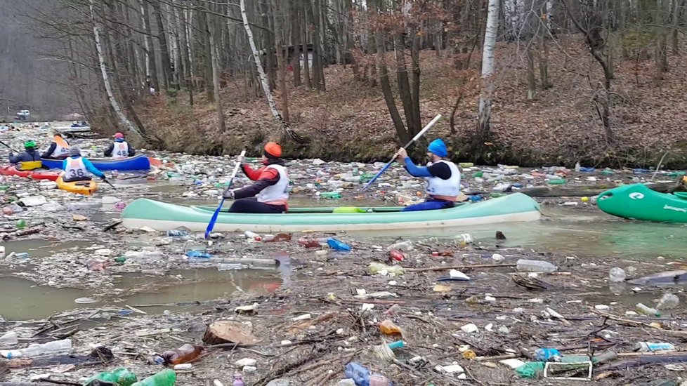 Závody vodáků na Slovensku připomínaly ekologickou katastrofu. V přehradě bylo neskutečné množství nepořádku.