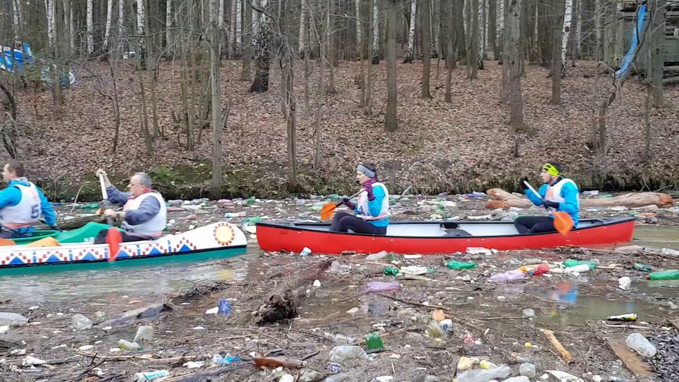 Závody vodáků na Slovensku připomínaly ekologickou katastrofu. V přehradě bylo neskutečné množství nepořádku.