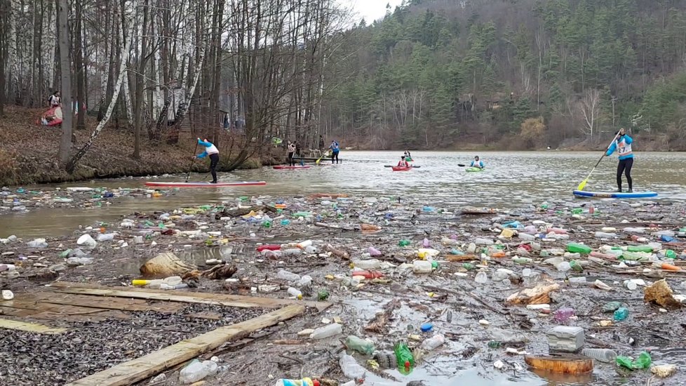 Závody vodáků na Slovensku připomínaly ekologickou katastrofu. V přehradě bylo neskutečné množství nepořádku.