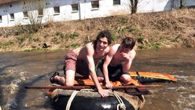 Jan Nohejl (18) a Milan Jelínek (18) na svém vodním oři