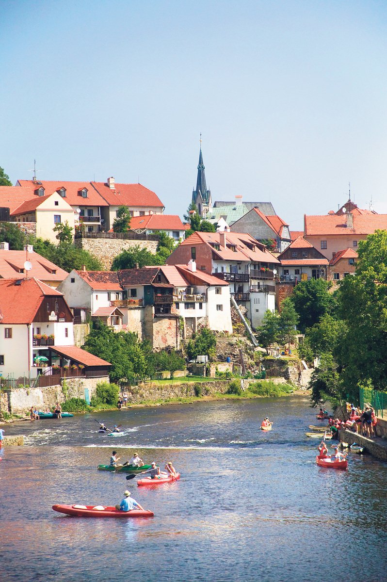 Vodáci sjíždějí Vltavu v Českém Krumlově