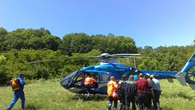 Muž byl vrtulníkem transportován do pražské nemocnice v Motole