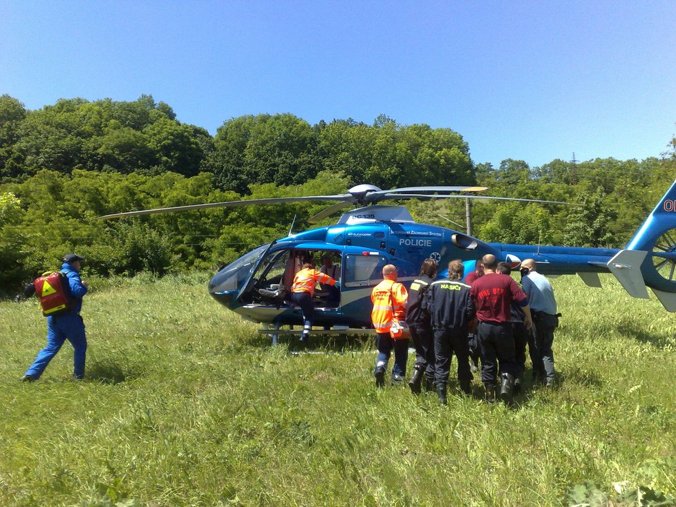 Muž byl vrtulníkem transportován do pražské nemocnice v Motole